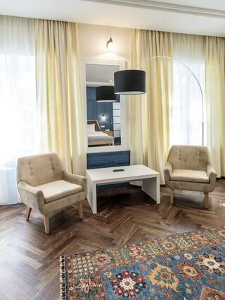 Отель Hotel Gradska Cetinje Цетине Улучшенный номер с кроватью размера «queen-size»-2